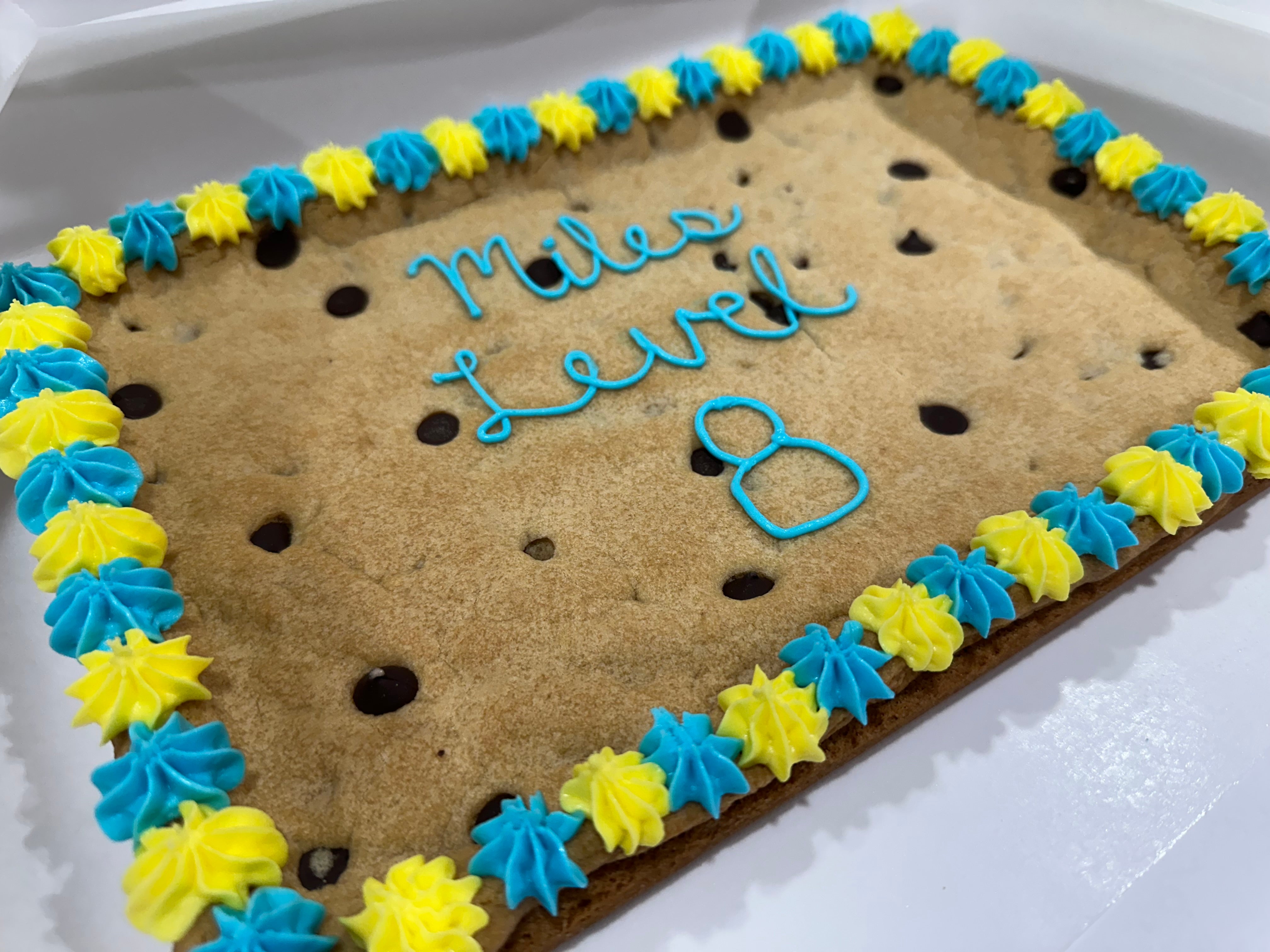 Big chocolate chip cookie cake